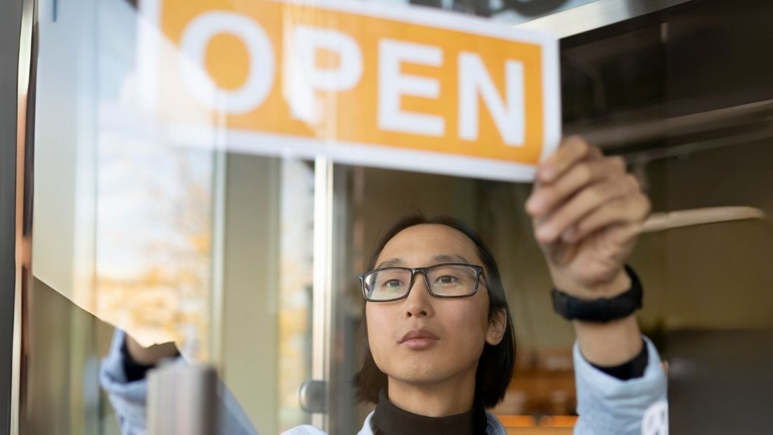 Globalization has profoundly transformed the business landscape, bringing countless opportunities and advantages, also for small companies. While often overshadowed by the exploits of multinational corporations, small businesses have reaped significant benefits from the interconnected global economy.